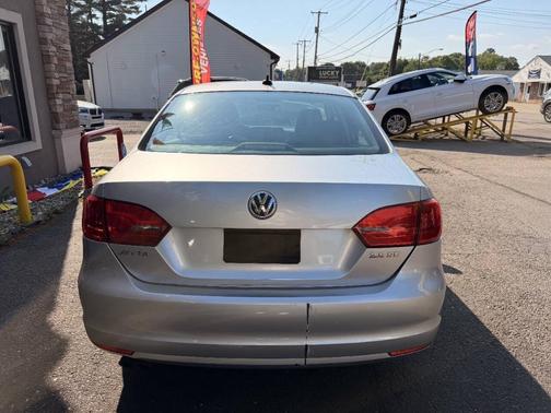 Reflex Silver Metallic 2011 Volkswagen Jetta SE