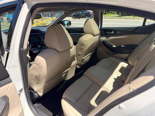 White 2017 Nissan Maxima 3.5 SL