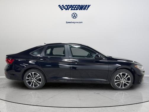 Deep Black Pearl Effect 2026 Volkswagen Jetta 1.5T Sport