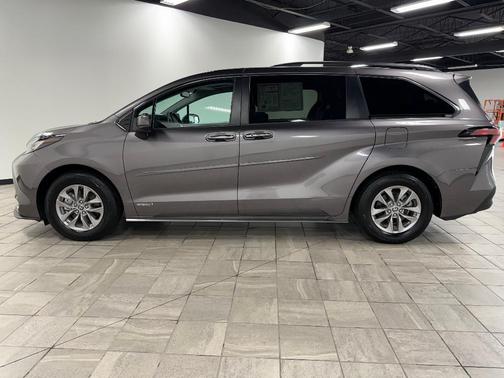 2021 Toyota Sienna XLE