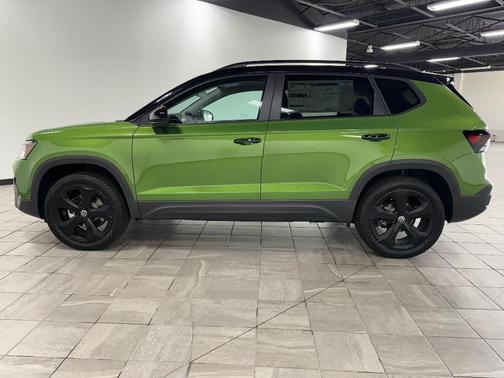 2025 Volkswagen Taos 1.5T SE Black