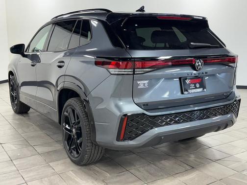 2025 Volkswagen Tiguan 2.0T SE R-Line Black