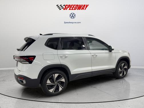 Pure White 2026 Volkswagen Taos 1.5T SE