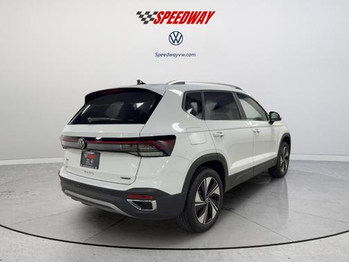 Pure White 2026 Volkswagen Taos 1.5T SE