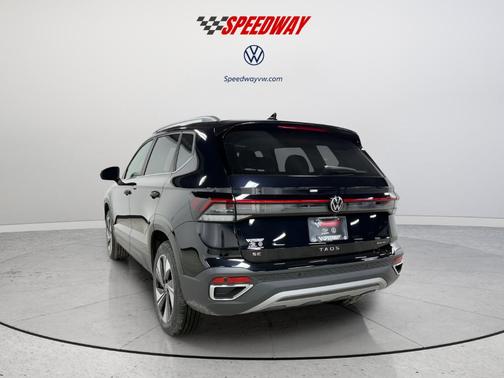 Deep Black Pearl Effect 2026 Volkswagen Taos 1.5T SE