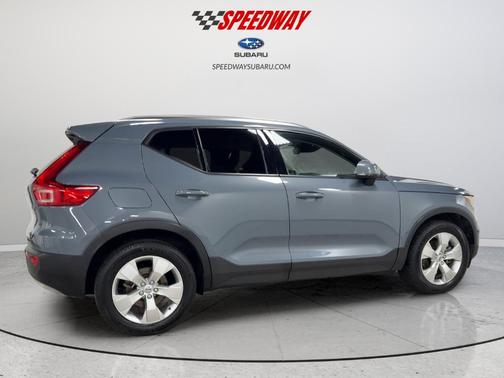 Thunder Gray Metallic 2022 Volvo XC40 T5 Momentum