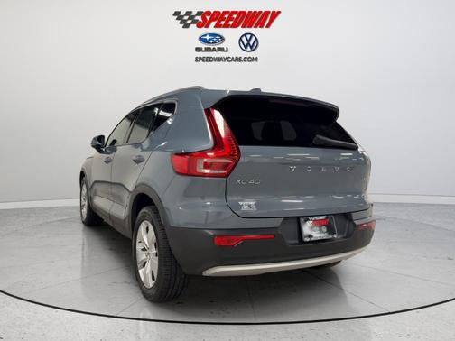Thunder Gray Metallic 2022 Volvo XC40 T5 Momentum