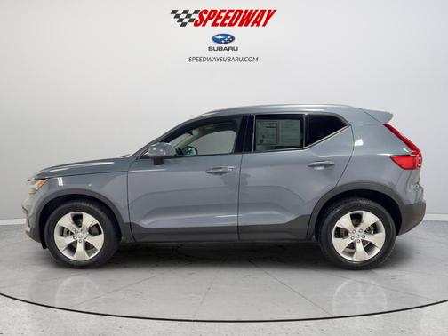 Thunder Gray Metallic 2022 Volvo XC40 T5 Momentum