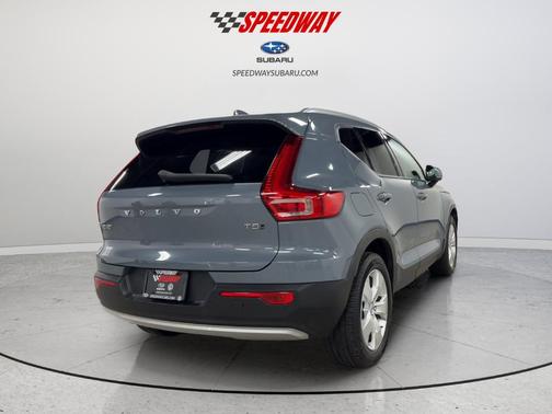 Thunder Gray Metallic 2022 Volvo XC40 T5 Momentum