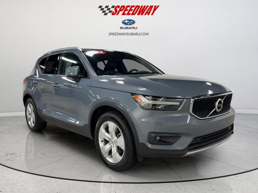 Thunder Gray Metallic 2022 Volvo XC40 T5 Momentum