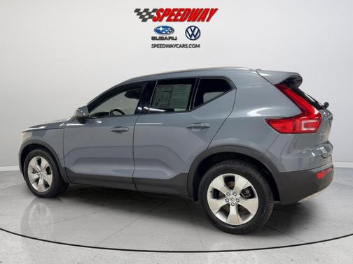 Thunder Gray Metallic 2022 Volvo XC40 T5 Momentum
