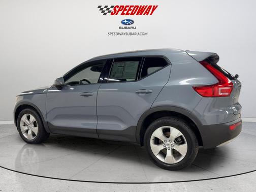 Thunder Gray Metallic 2022 Volvo XC40 T5 Momentum