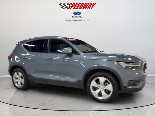 Thunder Gray Metallic 2022 Volvo XC40 T5 Momentum
