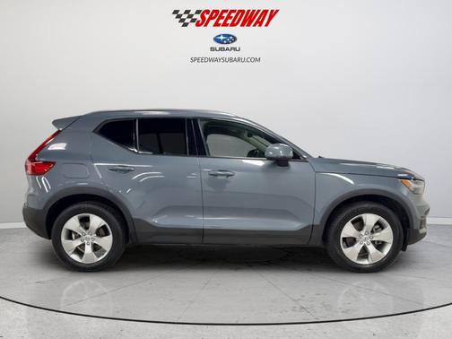 Thunder Gray Metallic 2022 Volvo XC40 T5 Momentum