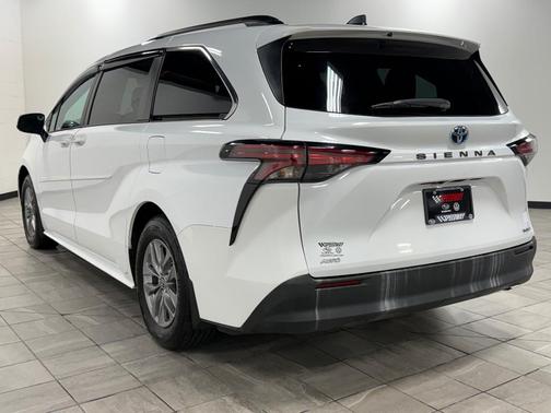 2022 Toyota Sienna LE