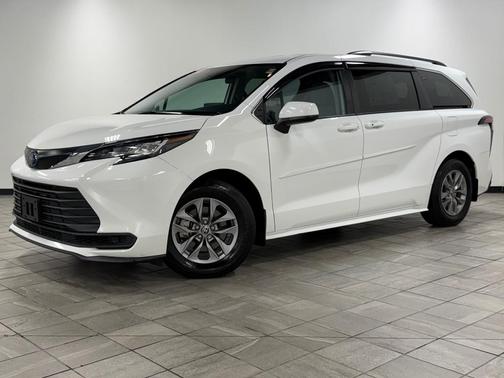 2022 Toyota Sienna LE