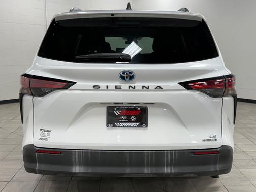 2022 Toyota Sienna LE