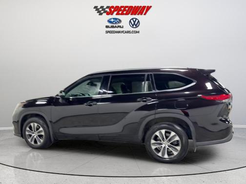 Magnetic Gray Metallic 2021 Toyota Highlander XLE