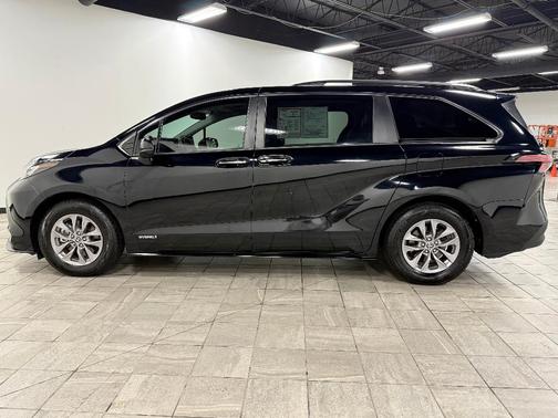2021 Toyota Sienna XLE