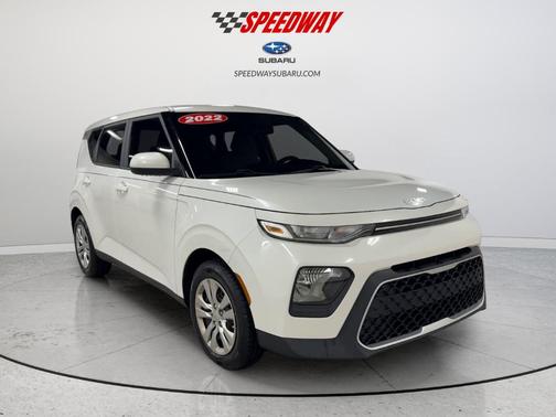 White 2022 Kia Soul LX