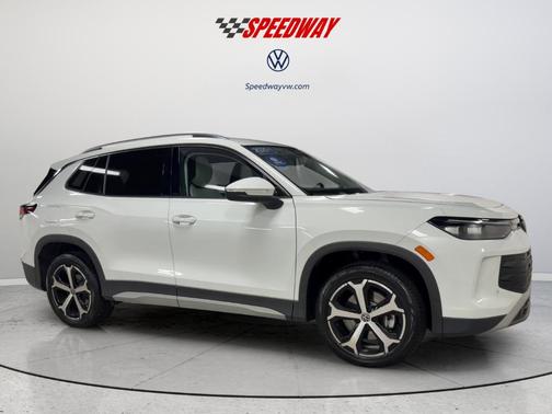 Pure White 2025 Volkswagen Tiguan 2.0T SE