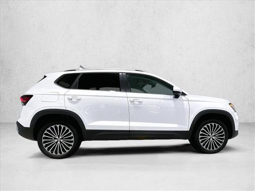 White 2025 Volkswagen Taos 1.5T SE