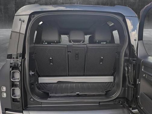2023 Land Rover Defender V8