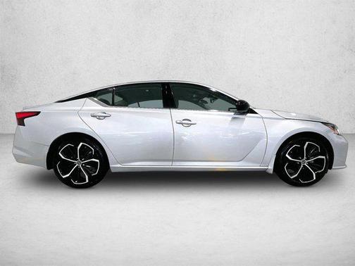 Brilliant Silver Metallic 2023 Nissan Altima SR FWD