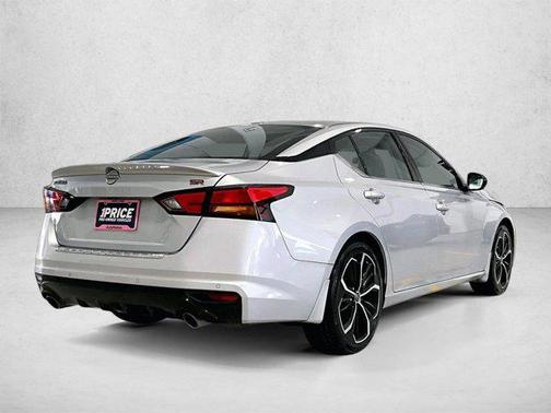 Brilliant Silver Metallic 2023 Nissan Altima SR FWD