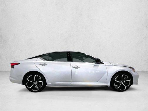 Brilliant Silver Metallic 2023 Nissan Altima SR FWD
