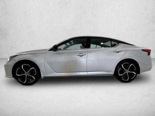 Brilliant Silver Metallic 2023 Nissan Altima SR FWD