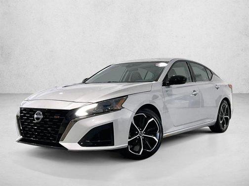 Brilliant Silver Metallic 2023 Nissan Altima SR FWD