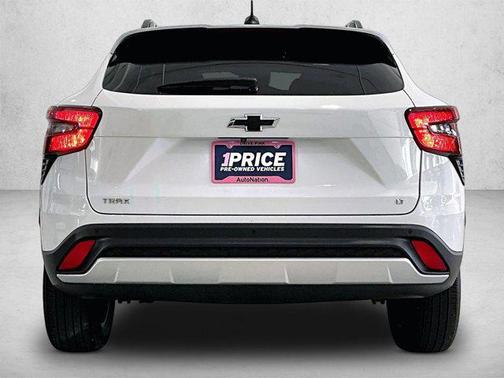 Summit White 2025 Chevrolet Trax LT