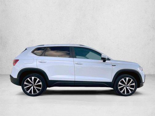 Pure White 2022 Volkswagen Taos 1.5T SE