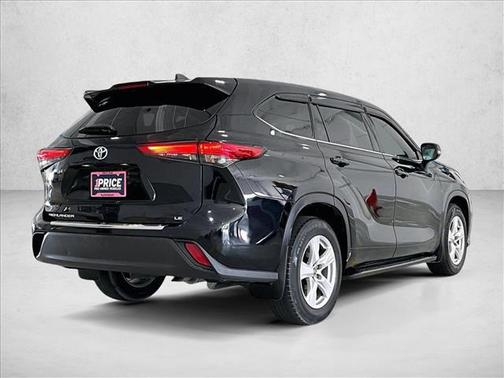 Midnight Black Metallic 2022 Toyota Highlander LE