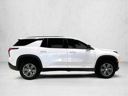 Iridescent Pearl Tricoat 2025 Chevrolet Traverse LT