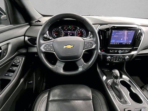 Mosaic Black Metallic 2022 Chevrolet Traverse LT Leather