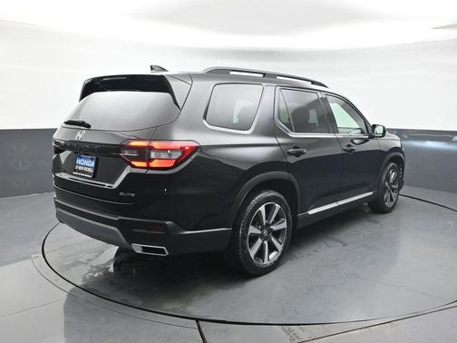Crystal Black Pearl 2023 Honda Pilot AWD Elite