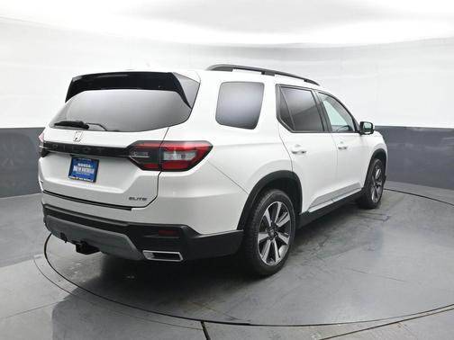 Platinum White Pearl 2023 Honda Pilot AWD Elite