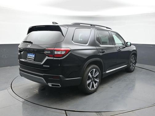 Crystal Black Pearl 2023 Honda Pilot Touring 8-Passenger