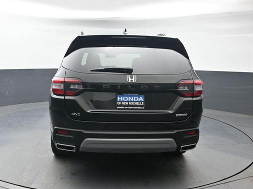 Crystal Black Pearl 2023 Honda Pilot Touring 8-Passenger