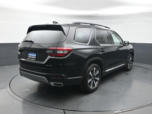 Crystal Black Pearl 2024 Honda Pilot Elite