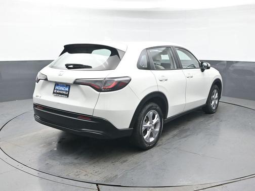 Platinum White Pearl 2023 Honda HR-V LX