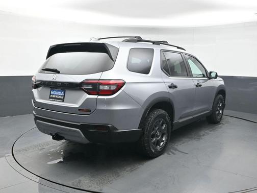 Lunar Silver Metallic 2023 Honda Pilot AWD TrailSport