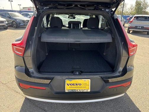 2025 Volvo XC40 B5 Core Bright Theme
