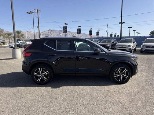 2025 Volvo XC40 B5 Core Bright Theme