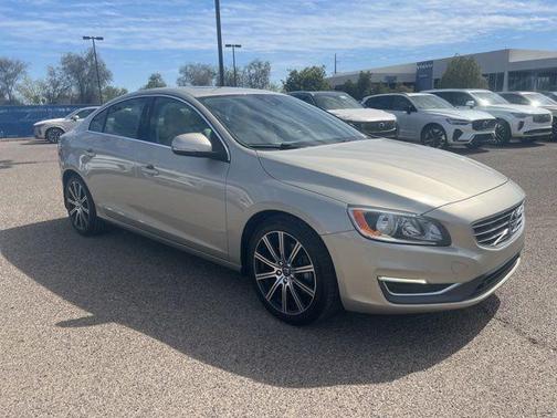 Sand Metallic 2018 Volvo S60 Inscription T5