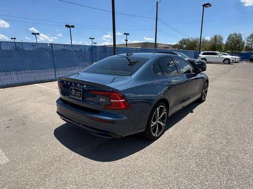 2024 Volvo S60 B5 Plus Dark Theme