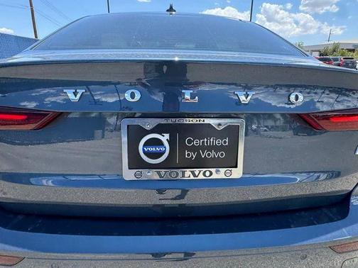 2024 Volvo S60 B5 Plus Dark Theme
