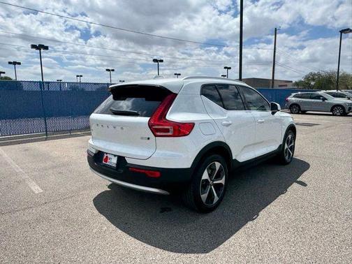2025 Volvo XC40 B5 Core Bright Theme